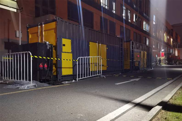 潍坊柴油发电机组的输出电压是如何调节的？